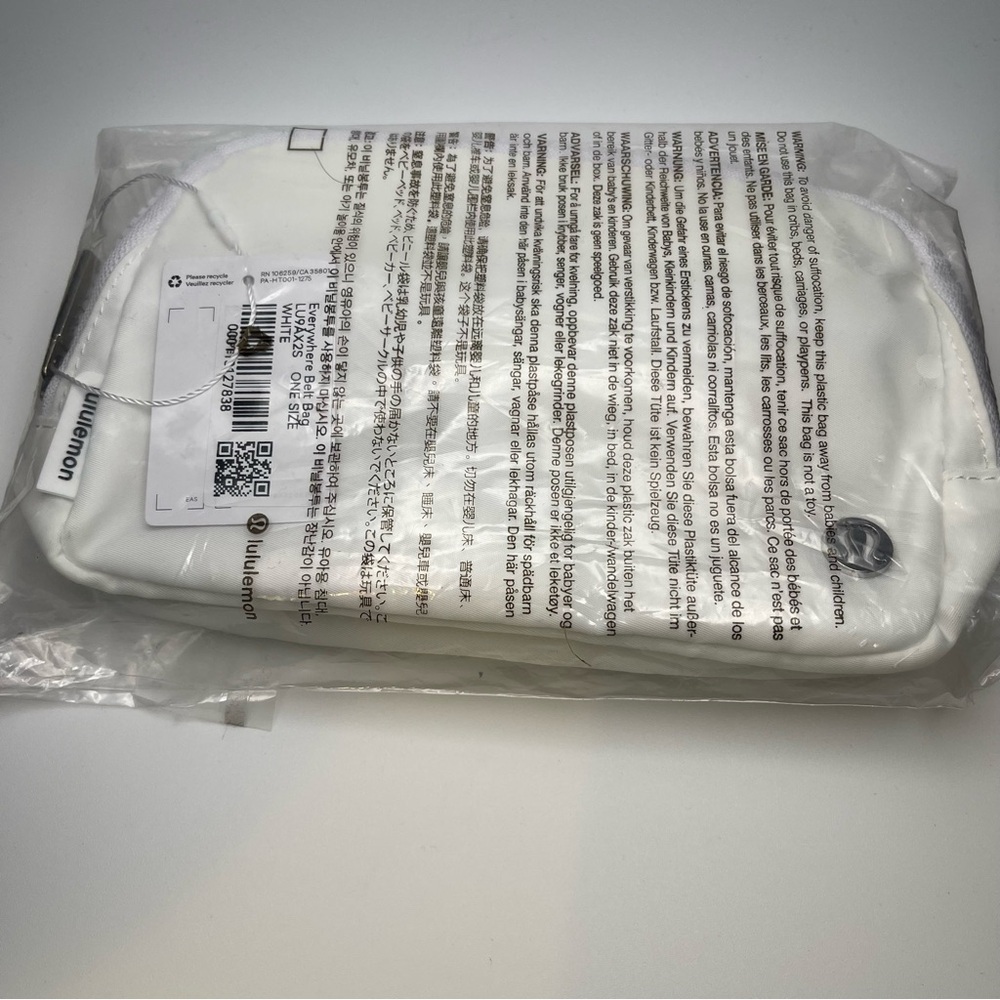 Lululemon Everywhere Belt Bag in White - NWT - Picture 4 of 4